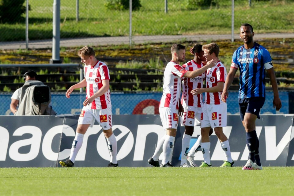 Tromsøspillerne feirer Ebyie Moses sin scoring på Nadderud stadion mandag.Foto: Tromsøspillerne feirer Ebyie Moses sin scoring på Nadderud stadion mandag.Foto: