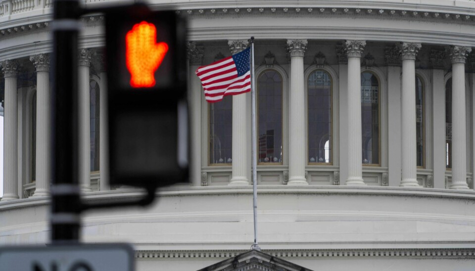 Senatet i USA. WASHINGTON, DC - FEBRUARY 11: The U.S. flag flutters in the wind as the Senate works through the weekend on a $95.3 billion foreign aid bill with assistance for Ukraine and Israel at the US Capitol on February 11, 2024 in Washington, DC. The bill includes $60 billion to support Ukraine in its fight against Russia, $14.1 billion in security assistance for Israel, $9.2 billion in humanitarian assistance and $4.8 billion to support regional partners in the Indo-Pacific region, among other provisions, according to the Senate Appropriations Committee. Roberto Schmidt/Getty Images/AFP (Photo by ROBERTO SCHMIDT / GETTY IMAGES NORTH AMERICA / Getty Images via AFP)