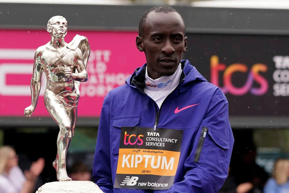 Kelvin Kiptum mistet livet i en bilulykke i Kenya søndag. Kelvin Kiptum som har verdensrekorden i maraton, døde i en bilulykke sørvest i Kenya søndag. Han ble 24 år gammel. Foto: Alberto Pezzali / AP / NTB