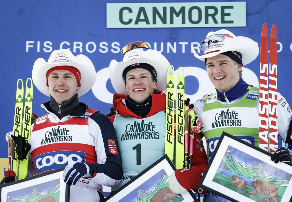 Johannes Høsflot Klæbo, Erik Valnes (tv.) og Edvin Anger har fått på seg cowboyhattene etter sprinten i Canmore i Canada. Johannes Høsflot Klæbo, Erik Valnes (tv.) og Edvin Anger har fått på seg cowboyhattene etter sprinten i Canmore i Canada.
