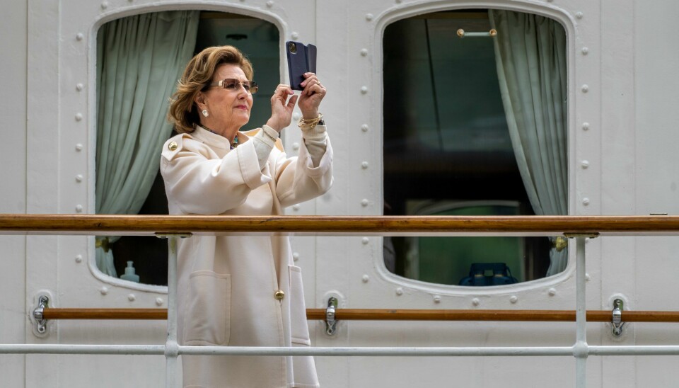 Dronning Sonja om bord på kongeskipet Norge tirsdag. Kongeparet er på en tredagers tur på Vestlandet. Dronning Sonja om bord på kongeskipet Norge tirsdag. Kongeparet er på en tredagers tur på Vestlandet. Foto: Heiko Junge / NTB