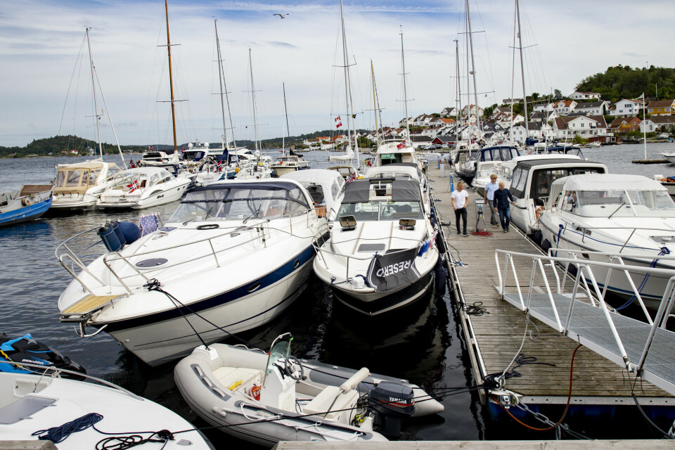 Selv om kysten er lang, hoper det seg opp i de populære gjestehavnene når båtfolket ferierer innenfor Norges grenser, som i Kragerø. Selv om kysten er lang, hoper det seg opp i de populære gjestehavnene når båtfolket ferierer innenfor Norges grenser, som i Kragerø.