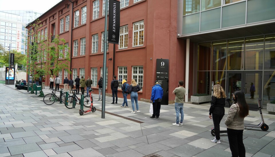 Køene utenfor mange av Vinmonopolets butikker har til tider vært lange, både i fjor og i år. Her er det kø utenfor utsalget til Vinmonopolet på Aker brygge i Oslo 14. mai i år. Køene utenfor mange av Vinmonopolets butikker har til tider vært lange, både i fjor og i år. Her er det kø utenfor utsalget til Vinmonopolet på Aker brygge i Oslo 14. mai i år.