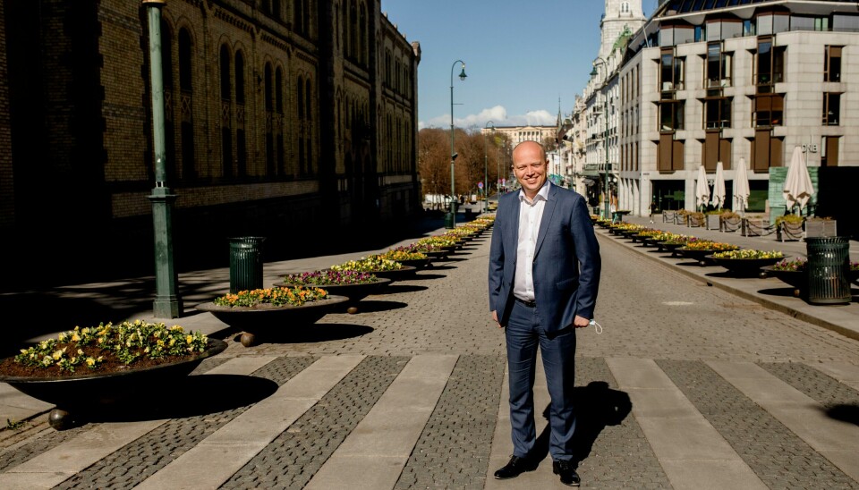 Tryge Slagsvold Vedum vil dele opp store samferdselsprosjekter i mindre pakker. Tryge Slagsvold Vedum lover at Senterpartiet vil gjøre store endringer i regjeringens taxi-reform om de kommer i regjering.