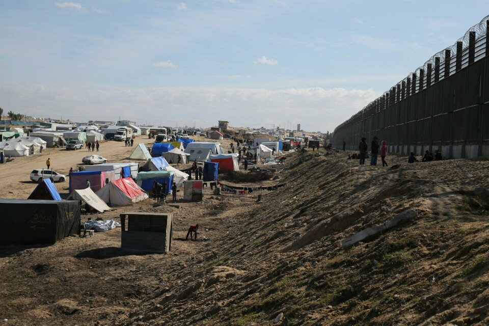 Egypt har bygd en høy mur på grensen mot Gaza for å hindre at palestinere flykter over grensa fra Rafah. Egypt har bygd en høy mur på grensen mot Gaza for å hindre at palestinere flykter over grensa fra Rafah. Foto: Fatima Shbair / AP / NTB
