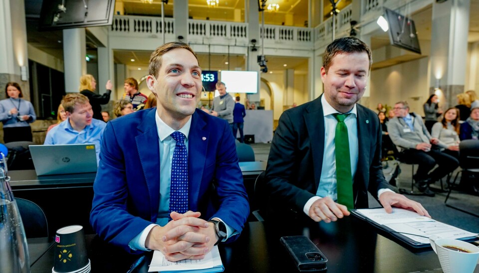 Klima- og miljøminister Andreas Bjelland Eriksen (Ap) (t.v.) sier at landbruks- og matminister Geir Pollestads (Sp) formuleringer om naturvern ikke er regjeringens politikk. Klima- og miljøministeren Andreas Bjelland Eriksen (Ap) og landbruks- og matministeren Geir Pollestad (Sp) før overrekkelsen av Matsvinnutvalgets forslag til hvordan Norge kan halvere matsvinnet innen 2030. Foto: Lise Åserud / NTB