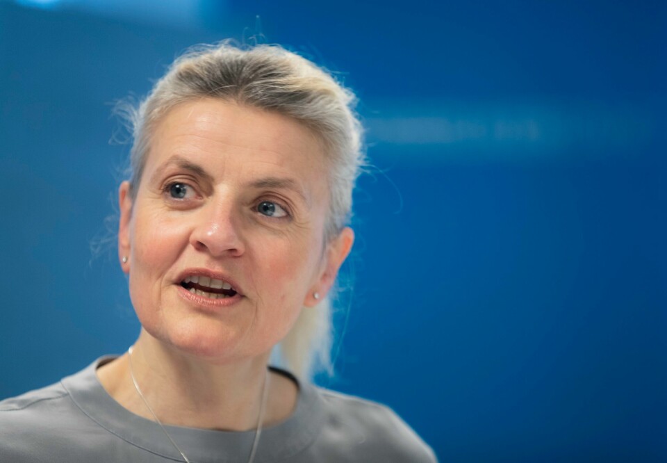 Forbrukerdirektør Inger Lise Blyverket ber nok en gang strømselskapene om å avslutte sine variable strømavtaler. Avtalene kan ifølge NVE-tall påføre kundene store økonomiske tap.