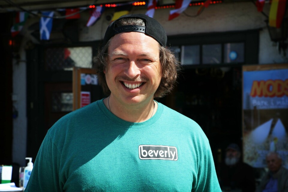 Én av tre daglige ledere ved Beverly Hills Fun Pub, Øyvind Sørensen, forteller RA at han har full tillit til at politikerne tar de rette avgjørelsene under denne pandemien. Én av tre daglige ledere ved Beverly Hills Fun Pub, Øyvind Sørensen, forteller RA at han har full tillit til at politikerne tar de rette avgjørelsene under denne pandemien.