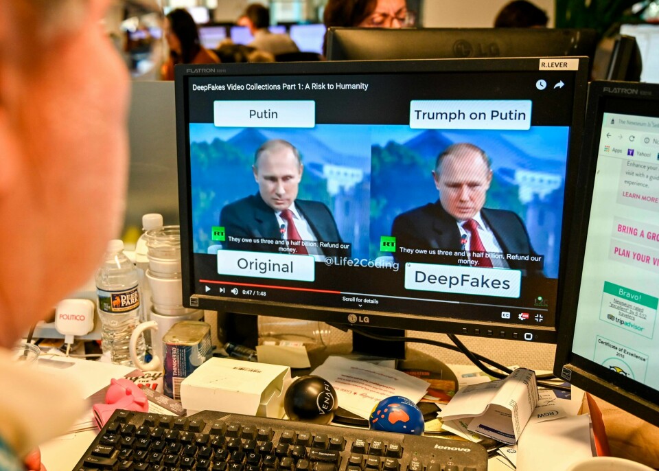 En AFP-journalist ser på en video manipulert med kunstig intelligens for potensielt å lure seere, eller 'deepfake' ved nyhetsdesken i Washington, DC i 2019. .