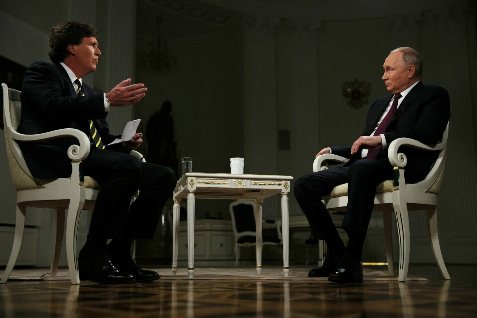 Amerikanske Tucker Carlson under sitt intervju med Russlands president Vladimir Putin. Russian President Vladimir Putin listens during an interview with U.S. television host Tucker Carlson in Moscow, Russia February 6, 2024. Sputnik/Gavriil Grigorov/Kremlin via REUTERS ATTENTION EDITORS - THIS IMAGE WAS PROVIDED BY A THIRD PARTY.