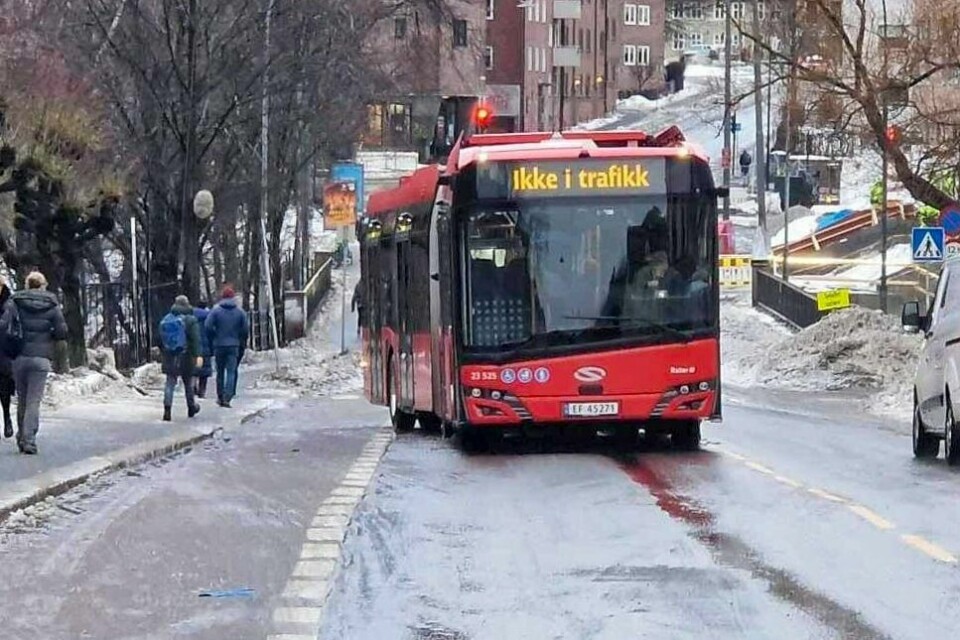 Både glatte veier og mye snø har ført til flere utfordringer for busstrafikken i Oslo denne vinteren. De nye elektriske bussene som ble levert i fjor, takler norsk vinterføre dårlig. Både glatte veier og mye snø har ført til flere utfordringer for busstrafikken i Oslo denne vinteren. De nye elektriske bussene som ble levert i fjor, takler norsk vinterføre dårlig. Foto: Truls Nygaard / NTB