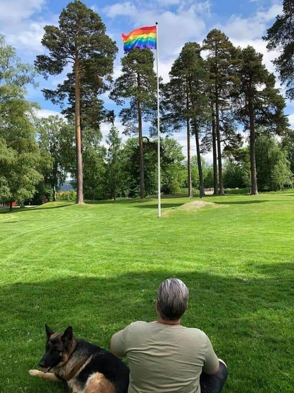 Flagget på den offentlige plassen på Åskollen ble revet ned få timer etter at det kom opp. Det fikk lokalsamfunnet til å slå ring om pride-flagget. Pride i Drammen. Er Åskollen Norges mest inkluderende bydel?