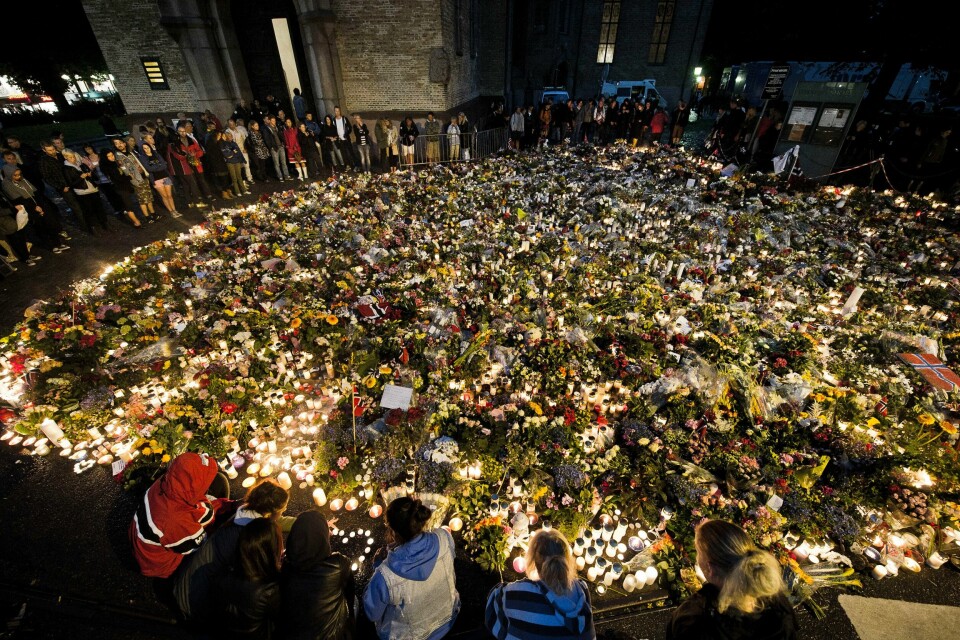 Blomsterhavet utenfor Oslo Domkirke etter terrorhandlingene 22. juli 2011. Utfallet av rettssaken balanserte en stund på tilregnelighetsspørsmålet. Blomsterhavet utenfor Oslo Domkirke etter terrorhandlingene 22. juli 2011.