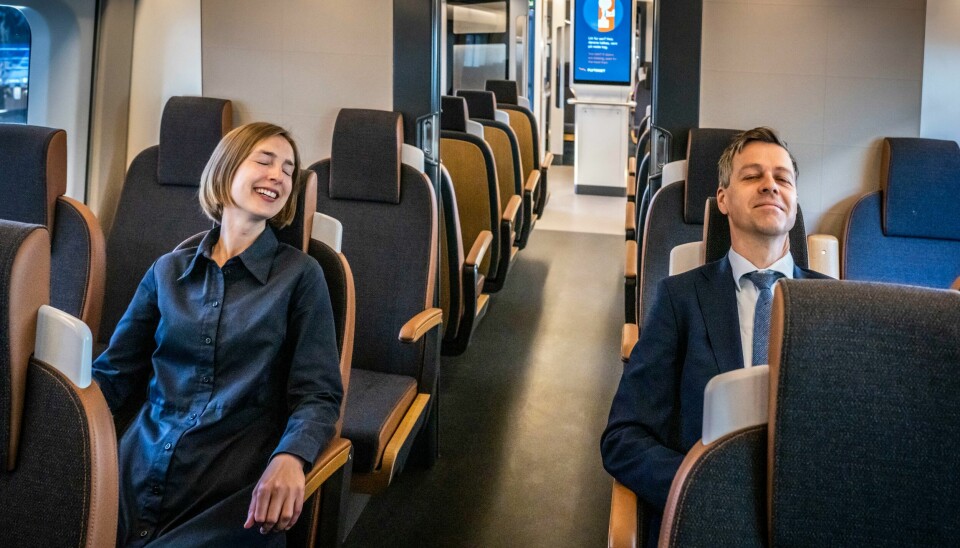 I begynnelsen av juni kunne samferdselsminister Knut Arild Hareide (KrF) og næringsminister Iselin Nybø (V) klippe snor og prøvesitte setene i anledning åpningen av det nye Flytoget, men det kan drøye før det blir snorklipping for nye utenlandstog. I begynnelsen av juni kunne samferdselsminister Knut Arild Hareide (KrF) og næringsminister Iselin Nybø (V) klippe snor og prøvesitte setene i anledning åpningen av det nye Flytoget, men det kan drøye før det blir snorklipping for nye utenlandstog.