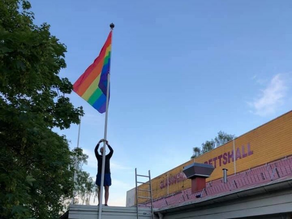Ved idrettshallen har også pride-flagget kommet opp. Pride i Drammen. Er Åskollen Norges mest inkluderende bydel?