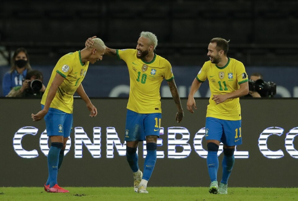Neymar (i midten) har los på Pelés målrekord for Brasil. Torsdag hjalp han laget til 4–0 over Peru i Copa America. Foto: Neymar (i midten) har los på Pelés målrekord for Brasil. Torsdag hjalp han laget til 4–0 over Peru i Copa America. Foto: Silvia Izquierdo / AP / NTB