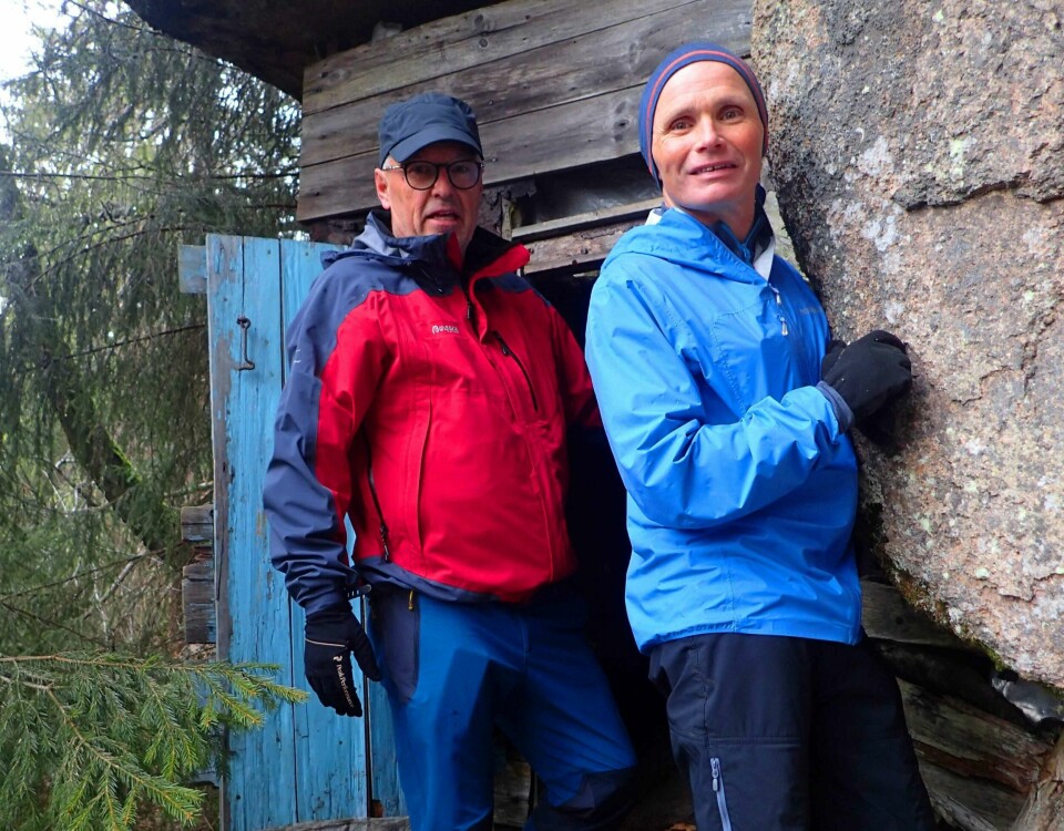 Knut Otto Knudsen og Jon Espen Palm til hytta under Tverråsens østside. Knut Otto Knudsen og Jon Espen Palm til hytta under Tverråsens østside.