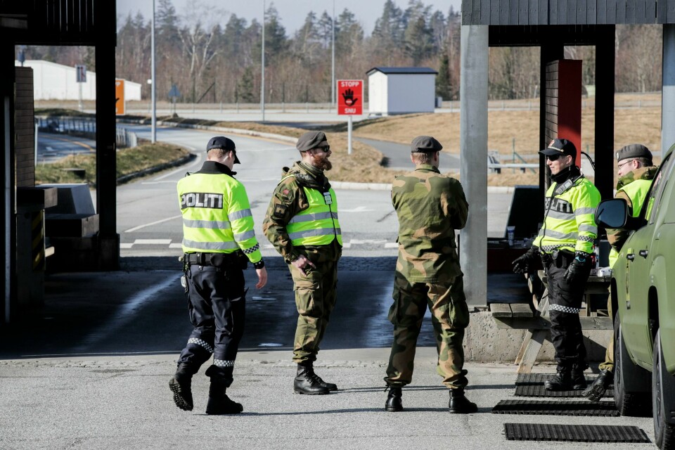 Under pandemien sto politifolk og militært personell og passet på ved Svinesund-grensen mellom Norge og Sverige. Heimevernet var også i mars på plass ved grensen mellom Norge og Sverige på Svinesund. Nå vil politiet trolig til å be om ny hjelp ved grenseovergangen. Foto: Vidar Ruud / NTB