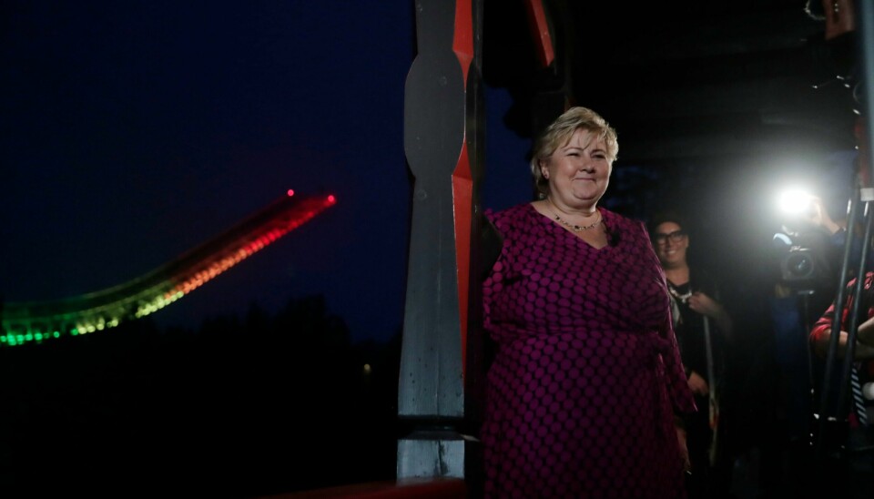 Statsminister Erna Solberg deltok i natt i åpningen av Pride 2021 der Holmenkollbakken lyses opp i regnbuefarger. Oslo Pride blir tatt inn på statsbudsjettet fra og med 2022 Statsminister Erna Solberg deltar i åpningen av Pride 2021 der Holmenkollbakken lyses opp i regnbuefarger. Foto: Berit Roald / NTB
