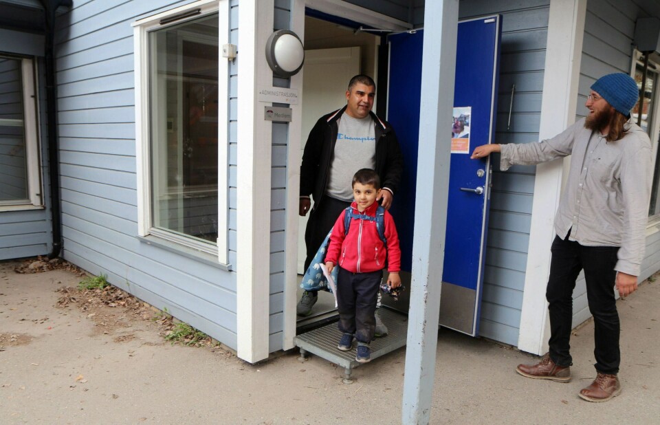 Pappa Behrouz Moradi henter sønnen Sam (4) i Rudshøgda Kanvas-naturbarnehage. Pappa Behrouz Moradi henter sønnen Sam (4) i Rudshøgda Kanvas-naturbarnehage. Foto: Mariell Tverrå Løkås