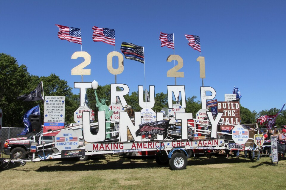 Over et halvt år etter valgnederlaget er det mange Trump-tilhengere som ikke har gitt opp håpet om at han skal komme tilbake til makten. Nylig samlet flere tusen av de mest ihuga seg i Wisconsin. Over et halvt år etter valgnederlaget er det mange Trump-tilhengere som ikke har gitt opp håpet om at han skal komme tilbake til makten. Nylig samlet flere tusen av de mest ihuga seg i Wisconsin. Foto: Jill Colvin / AP / NTB