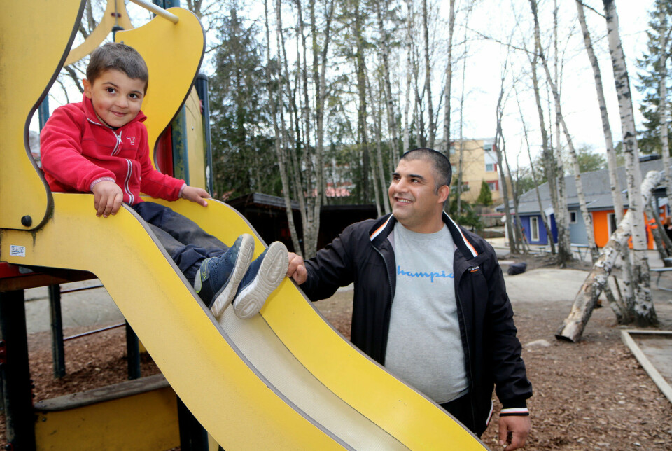 Klokka er rett før tre, og Behrouz Moradi plukker sønnen Sam (4) ned fra klatrestativet. – Sam lærer noe nytt hver eneste dag og snakker veldig godt norsk, sier pappa. Foto: Mariell Tverrå Løkås Klokka er rett før tre, og Behrouz Moradi plukker sønnen Sam (4) ned fra klatrestativet. – Sam lærer noe nytt hver eneste dag og snakker veldig godt norsk, sier pappa. Foto: Mariell Tverrå Løkås