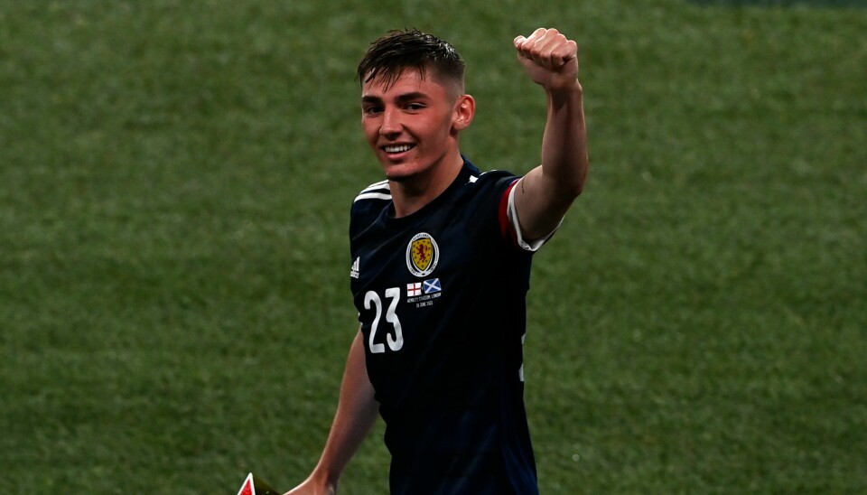 Billy Gilmour ble kåret til banens beste spiller da Skottland kjempet seg til 0-0 mot England i EM. Mandag ble det kjent at han har testet positivt på koronaviruset. Billy Gilmour ble kåret til banens beste spiller da Skottland kjempet seg til 0-0 mot England i EM. Mandag ble det kjent at han har testet positivt på koronaviruset. Foto: Facundo Arrizabalaga / AP / NTB