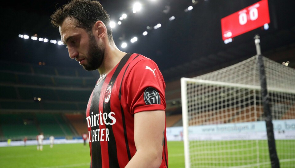Hakan Çalhanoglu forlater AC Milan og skal signere for erkerivalen Inter. Hakan Çalhanoglu forlater AC Milan og skal signere for erkerivalen Inter. Foto: Luca Bruno / AP / NTB