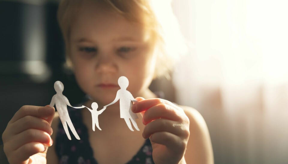 Det tilsynelatende bagatellmessige forslaget om delt bosted er ingen bagatell, skriver innleggsforfatterne. little girl with paper family in hands. concept of divorce, custody and child abuse