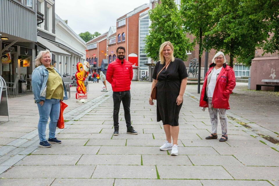 Kjersti Stenseng, partisekretær i Ap, møtte representanter fra Moss for å diskutere deltidsstillinger. Fra venstre: Grete Olsen, leder av LO Moss og Omegn, Shakeel Rehman, gruppeleder i Moss Ap, Kjersti Stenseng og Hilde Torgersen, leder av Fagforbundet Moss. Kjersti Stenseng, partisekretær i Ap, møtte representanter fra Moss for å diskutere deltidsstillinger. Fra venstre: Grete Olsen, leder av LO Moss og Omegn, Shakeel Rehman, gruppeleder i Moss Ap, Kjersti Stenseng og Hilde Torgersen, leder av Fagforbundet Moss.