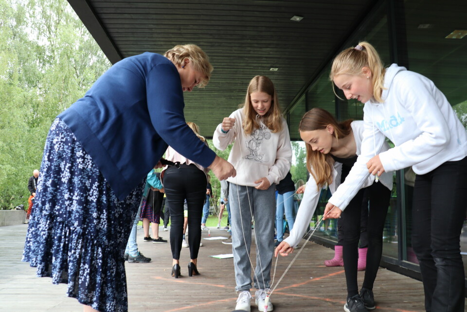 Statsminister Erna Solberg med elever på sommerskolen. Statsminister Erna Solberg åpnet sommerskolen i Drammen.