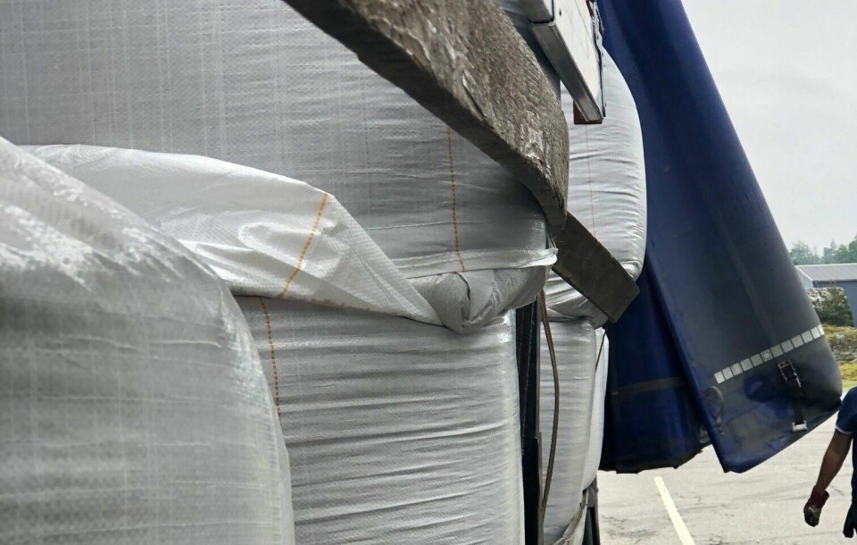 Store, tunge sekker var i ferd med å skli av tilhengeren på det utenlandske vogntoget som ble stanset på Svinesund fredag. Store, tunge sekker var i ferd med å skli av tilhengeren på det utenlandske vogntoget som ble stanset på Svinesund fredag.