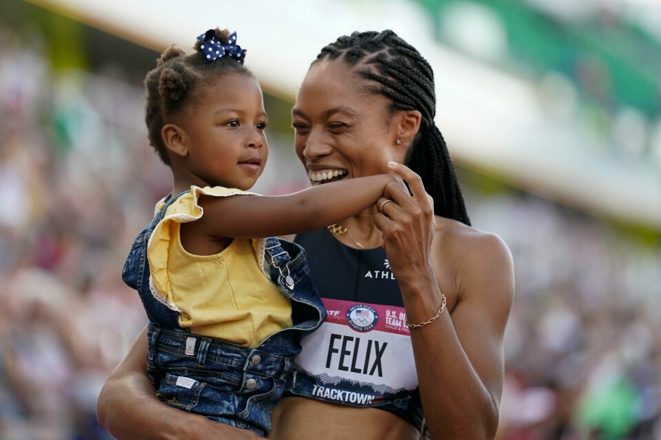 Allyson Felix jubler sammen med datteren Camryn at hun klarte å kvalifisere seg til OL under de amerikanske uttakingsløpene i Eugene. Foto: Allyson Felix jubler sammen med datteren Camryn at hun klarte å kvalifisere seg til OL under de amerikanske uttakingsløpene i Eugene. Foto: Ashley Landis / AP / NTB