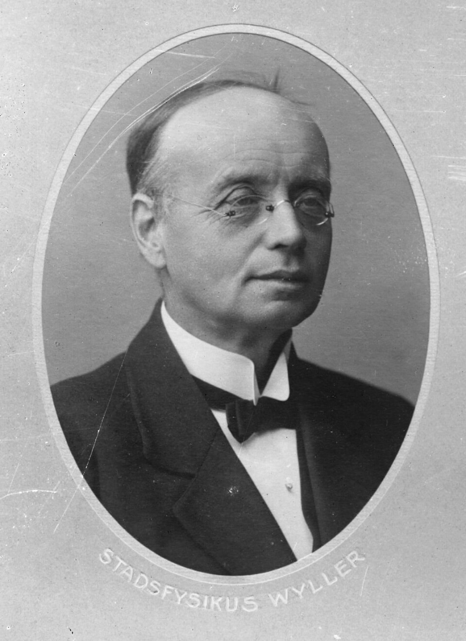 Stadsfysikus Thomas Christian Wyller måtte håndtere en pandemi som var langt verre enn dagens. Spanskesyken kunne kreve opptil 30 liv ukentlig i Stavanger.(Johannessen, Hakon (1880-1978)) Stadsfysikus Thomas Christian Wyller måtte håndtere en pandemi som var langt verre enn dagens. Spanskesyken kunne kreve opptil 30 liv ukentlig i Stavanger.