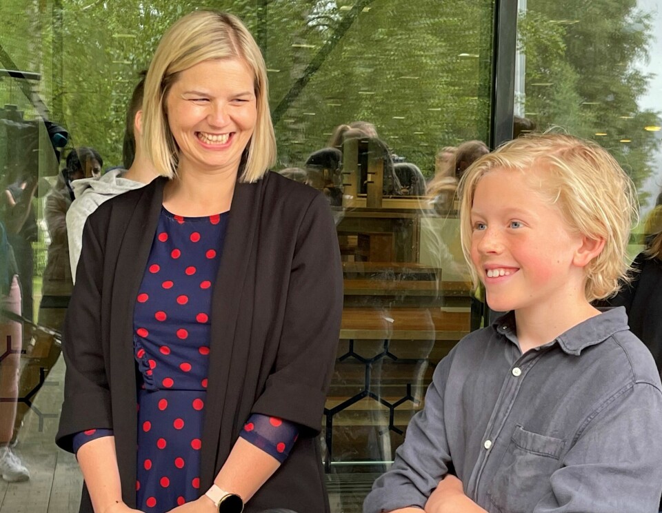 Kunnskaps- og integreringsminister, Guri Melby her sammen med Sylvester Hasseløy. Statsminister Erna Solberg og kunnskaps- og integreringsminister Guri Melby åpnet sommerskolen i Drammen.