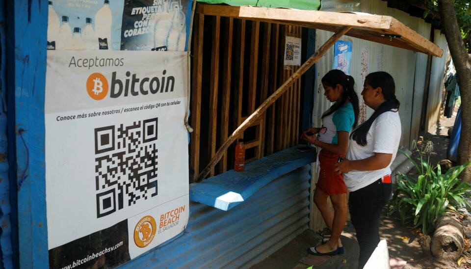 El Salvador har tatt i bruk Bitcoin som offisielt betalingsmiddel. Her handler noen på butikk i surfelandsbyen El Zonte i Chiltiupan i El Salvador tidligere i juni. El Salvador har tatt i bruk Bitcoin som offisielt betalingsmiddel. Her handler noen i butikk i El Zonte-strand i Chiltiupan i El Salvador tidligere i juni.