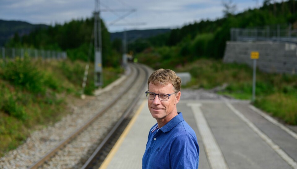 Knut Sletta tar med seg erfaringene som langvarig togpassasjer inn i stillingen som ny jernbanedirektør: – Jeg bor på Harestua og har vært fast kunde på Gjøvikbanen i snart 25 år. Knut Sletta tar med seg erfaringene som langvarig togpassasjer inn i stillingen som ny jernbanedirektør. – Jeg bor på Harestua og har vært fast kunde på Gjøvikbanen i snart 25 år, forteller han.