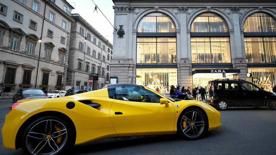Luksusbilen Ferrari F8 Spider kjører rundt i Roma like før de første, store koronarestriksjonene ble innført i mars 2020. Luksusbilen Ferrari F8 Spider kjører rundt i Roma like før de første, store koronarestriksjonene ble innført i mars 2020.