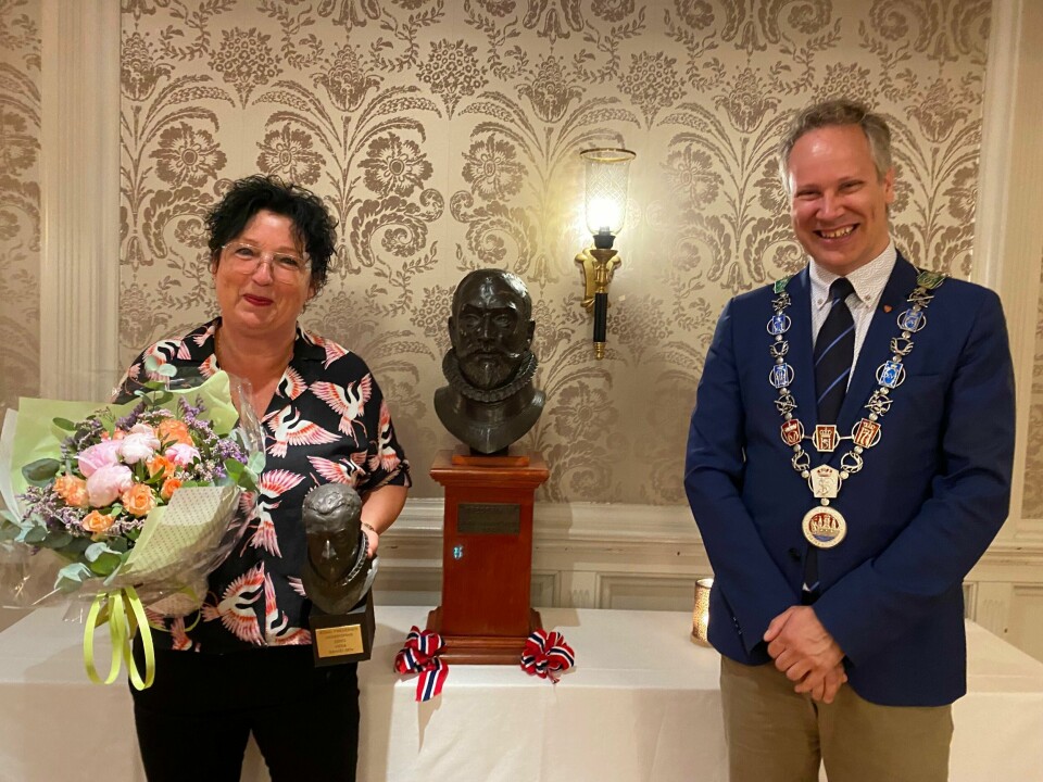 Musiker, DJ og arrangør av Fredrikstad på Skeiva Vera Danielsen fikk, som vinner av Kong Frederiks Hederspris, overrakt en byste i bronse av Kong Frederik, laget av kunstner Birthe Marie Løveid. Musiker, DJ og arrangør av Fredrikstad på Skeiva Vera Danielsen fikk, som vinner av Kong Frederiks Hederspris, overrakt en byste i bronse av Kong Frederik, laget av kunstner Birthe Marie Løveid.