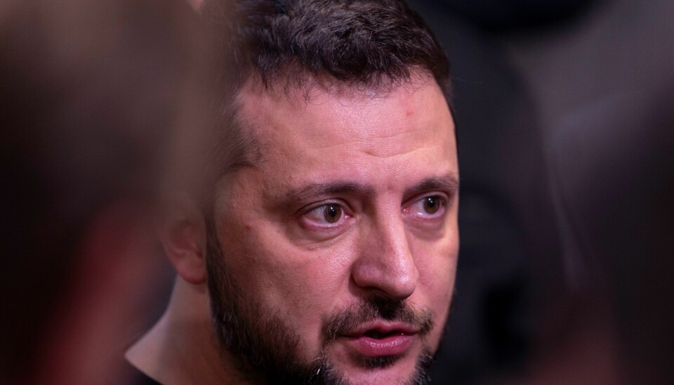 Ukrainas president Volodymyr Zelenskyj trekker en klar parallell mellom Ukrainas kamp mot russiske invasjonsstyrker og kampen mot Nazi-Tyskland under andre verdenskrig. Ukraina vil neste år produsere minst en million droner, sier president Volodymyr Zelenskyj. Dronene er blitt stadig viktigere i den pågående krigen mot Russland. Foto: Javad Parsa / NTB