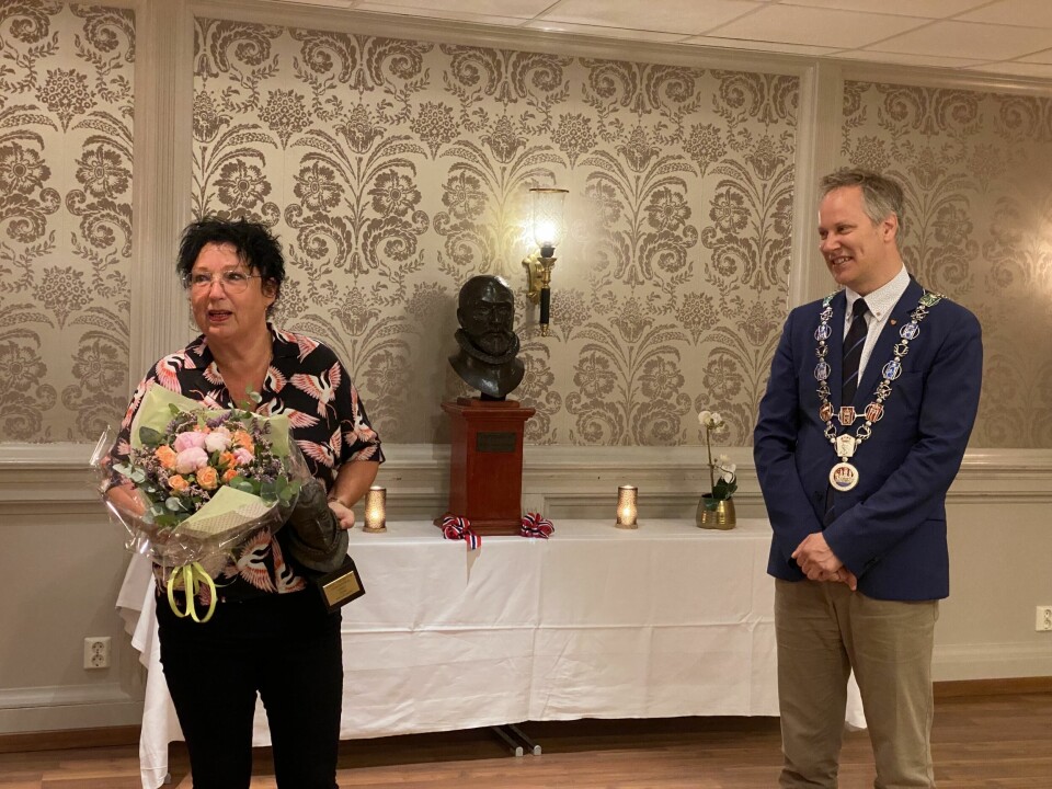 Vera Danielsen ble overrasket med både lunsj og pris av ordfører, Jon-Ivar Nygård fredag formiddag. Musiker, DJ og arrangør av Fredrikstad på Skeiva Vera Danielsen fikk, som vinner av Kong Frederiks Hederspris, overrakt en byste i bronse av Kong Frederik, laget av kunstner Birthe Marie Løveid.