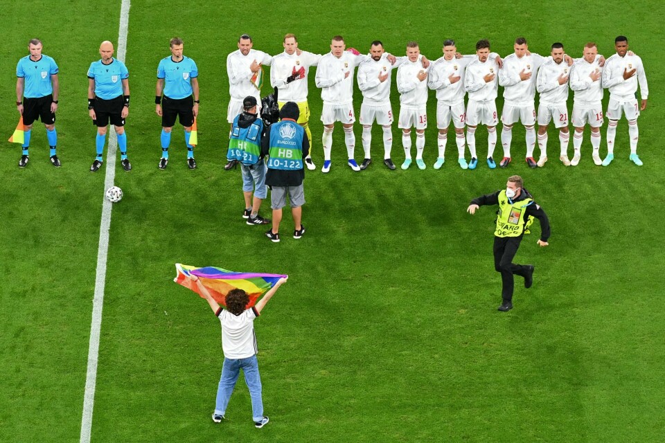 Så ble det regnbueflagg på Allianz Arena i München likevel onsdag kveld. Vedkommende ble raskt fjernet, men opptrinnet fikk ikke TV-seerne se. Foto: Så ble det regnbueflagg på Allianz Arena i München likevel onsdag kveld. Men vedkommende ble raskt fjernet. Foto:
