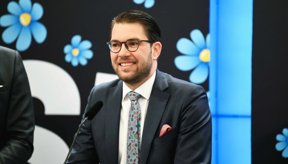 Sverigedemokraternas partileder Jimmie Åkesson kan glede seg over en fremgang på nær 3 prosentpoeng på snittmålingen. Sverigedemokraternas partileder Jimmie Åkesson er den som har mest grunn til å smile etter lanseringen av en felles borgerlig innvandringspolitikk. Foto: Fredrik Sandberg/TT / NTB