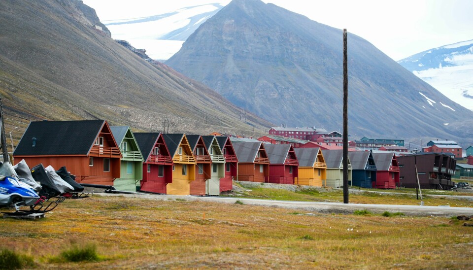 Regjeringen vil kreve at folk har tre års botid i en norsk kommune for å kunne ha stemmerett i Longyearbyen. Regjeringen vil kreve at folk har tre års botid i en norsk kommune for å kunne ha stemmerett i Longyearbyen. Arkivfoto: Lise Åserud / NTB
