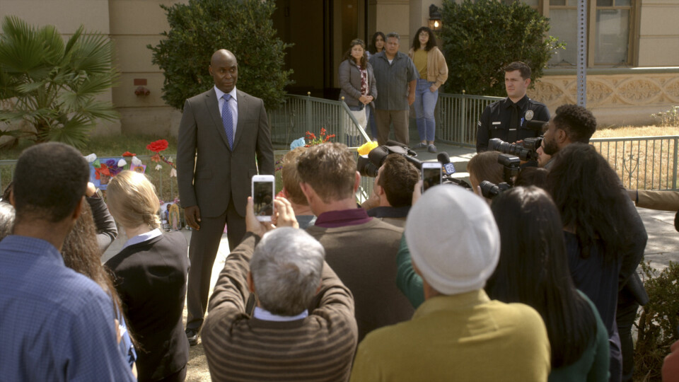 Fra en hardkokt krim til en annen - Lance Reddick fra «The Wire» spiller en av Harry Boschs sjefer og mektige støttespillere i serien. Fra en hardkokt krim til en annen - Lance Reddick fra «The Wire» spiller en av Harry Boschs sjefer og mektige støttespillere i serien.