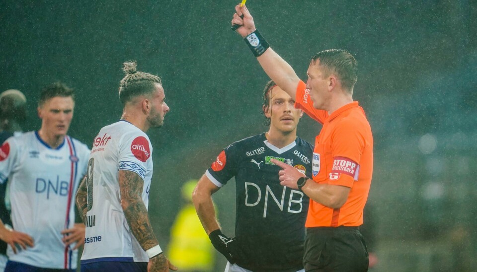 Vålerengas Aron Dønnum får gult kort av dommer Kai Erik Steen. Foto: Vålerengas Aron Dønnum får gult kort av dommer Kai Erik Steen. Foto: