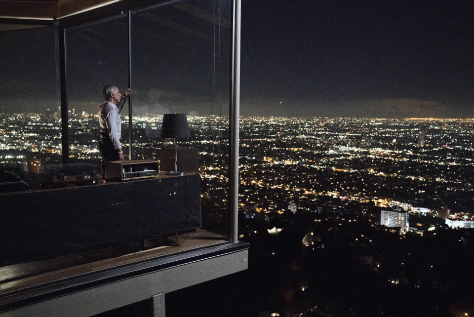 Huset til Harry Bosch er i seg selv blitt en attraksjon takket være beliggenheten og den storslagne utsikten. Huset ligger ikke der det er angitt i bøkene og serien - i Woodrow Wilson Drive i Hollywood Hills. En eiendomsmegler i byen har anslått verdien av huset der det egentlig ligger - til 2 millioner dollar. Huset til Harry Bosch er i seg selv blitt en attraksjon takket være beliggenheten og den storslagne utsikten. Huset ligger ikke der det er angitt i bøkene og serien - i Woodrow Wilson Drive i Hollywood Hills. En eiendomsmegler i byen har anslått verdien av huset der det egentlig ligger - til 2 millioner dollar.