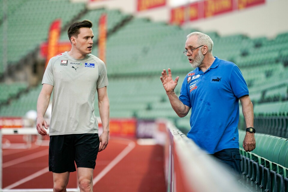 Karsten Warholm og trener Leif Olav Alnes på Bislett tidligere i sommer. Foto: Karsten Warholm med trener Leif Olav Alnes før fredagens 300 meter hekk på Bislett. Foto: Stian Lysberg Solum / NTB