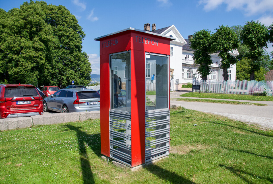 Den vernede telefonkiosken er omgitt av turområder og i bakgrunn kan man se Austad gård. Snart kan man svinge innom og plukke med seg en bok. Marie Alming