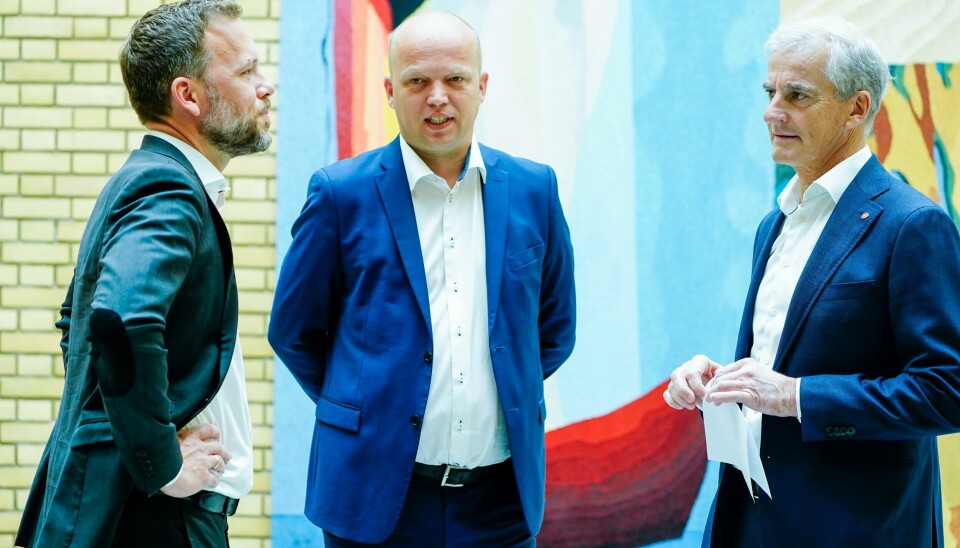 Sp-leder Trygve Slagsvold Vedum har ikke gitt opp håpet om å få flertall sammen med Ap-leder Jonas Gahr Støre og dermed klare å holde SV-leder Audun Lysbakken utenfor en regjering til høsten. Denne trioen ser ut til å styrke sin posisjon fram mot valget til høsten ytterligere, viser gjennomsnittsmålingen for juni. Fra venstre SV-leder Audun Lysbakken, Sp-leder Trygve Slagsvold Vedum og Ap-leder Jonas Gahr Støre. Foto: Terje Pedersen / NTB